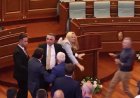 Kosova Meclisi'nde başbakan yumurtalı protesto