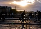 Paris'te turistler kenti keşfetmek için daha çok bisikleti seçti