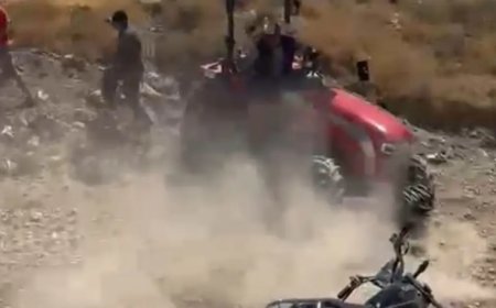 Tartıştığı kişilerin üzerine traktör sürdü