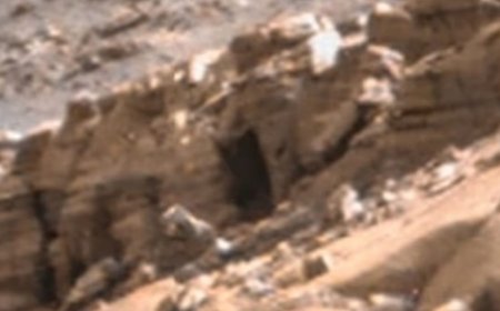 Curiosity’nin görüntüsü tartışma yarattı: Mars'ta gizemli bir 'kapı' mı var?
