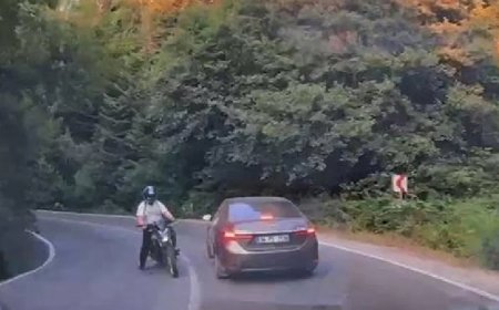 Motosikletin otomobile çarptığı kaza, araç içi kamerasında
