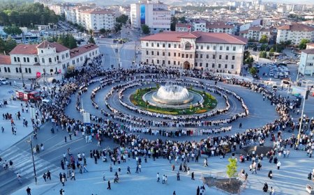 Tarihi meydanda rekor. Bin 58 kadın aynı anda halay çekti