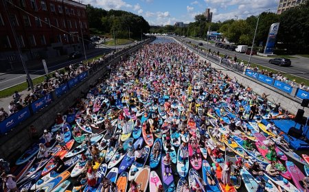 Moskova'da kostümlü paddleboard karnavalı düzenlendi