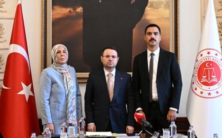 Bakan Gürlek, Muhsin Yazıcıoğlu'nun ailesiyle görüştü: Bu cinayeti çözmek boynumuzun borcu