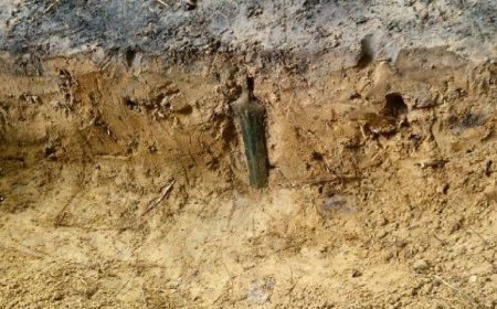 27 yüzyıldır toprağın altında dimdik duruyormuş: Kılıç saplanmış halde bulundu!