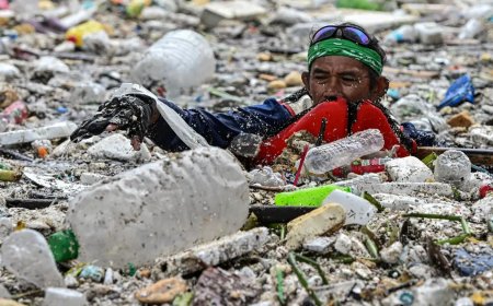 Sel tonlarca çöpü nehre taşıdı. Manila'da korkutan görüntüler