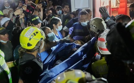 Kolombiya'da depremde enkaz altında 36 saat kalan kadın kurtarıldı
