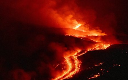 Etna Yanardağı patladı: Katanya Havalimanı ulaşıma kapandı, kül bulutları Libya'ya ulaştı