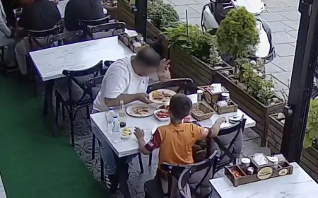 Yemeğine kendi kılını atıp para ödemek istemedi