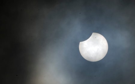 Avrupa gökyüzüne kilitlendi: Nadir güneş tutulmasını canlı izleyin