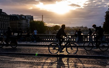 Paris’te turistler kenti keşfetmek için bisikleti tercih etti