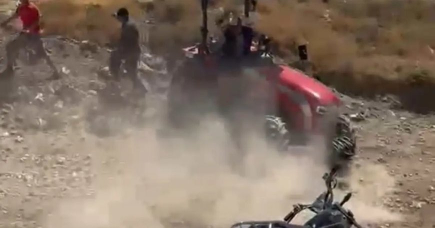 Tartıştığı kişilerin üzerine traktör sürdü