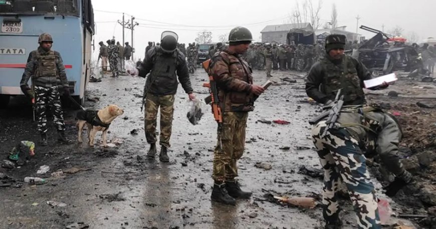 Pakistan'da karakola intihar saldırısı. En az 17 kişi hayatını kaybetti