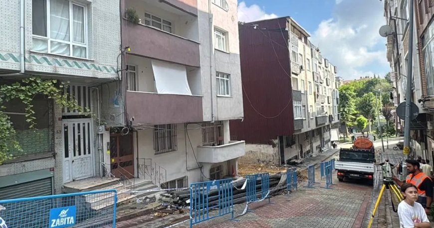Temel kazısı etrafındaki binalara zarar verdi. 4 bina boşaltıldı