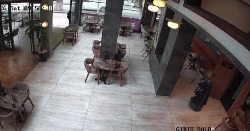 Garson robot kendini merdivenlerden attı