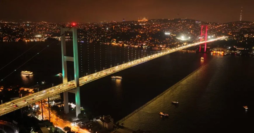 15 Temmuz Şehitler Köprüsü'ne Mekke Anlaşması'na özel ışıklandırma