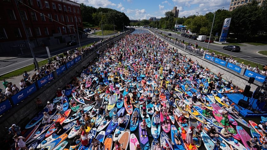 Moskova'da kostümlü paddleboard karnavalı düzenlendi