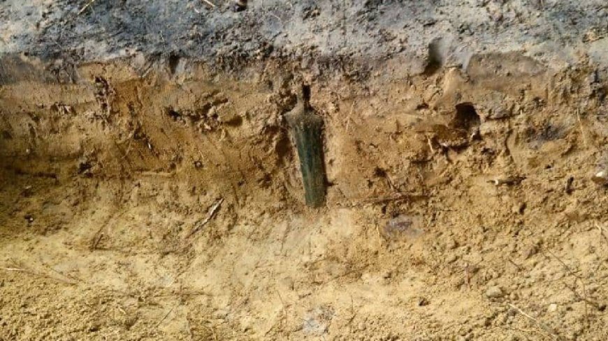 27 yüzyıldır toprağın altında dimdik duruyormuş: Kılıç saplanmış halde bulundu!