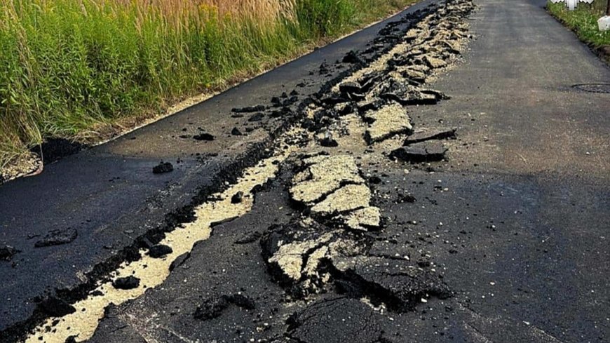 Polonya'da yeni asfaltı traktörle tahrip eden çiftçi tutuklandı