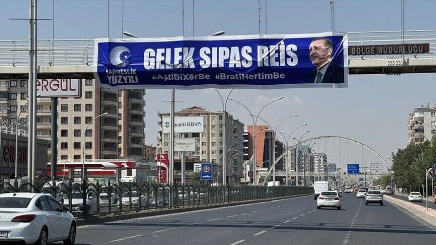 Çerçeve yasa sonrası Diyarbakır'da dikkat çeken pankart: Erdoğan'a Kürtçe teşekkür