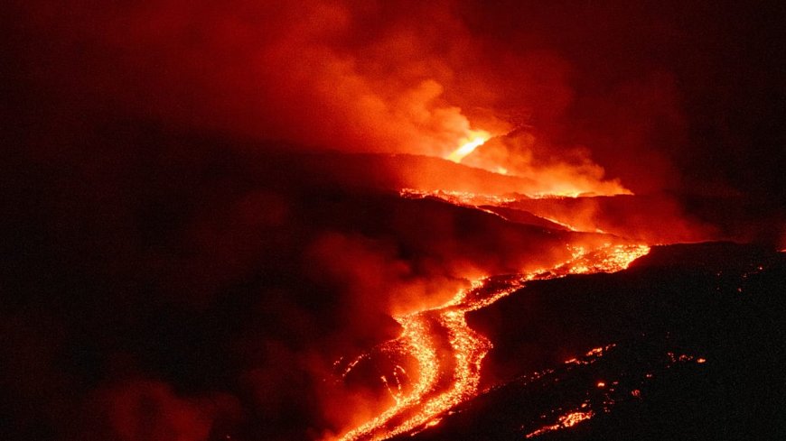 Etna Yanardağı patladı: Katanya Havalimanı ulaşıma kapandı, kül bulutları Libya'ya ulaştı