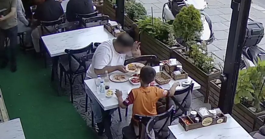 Yemeğine kendi kılını atıp para ödemek istemedi