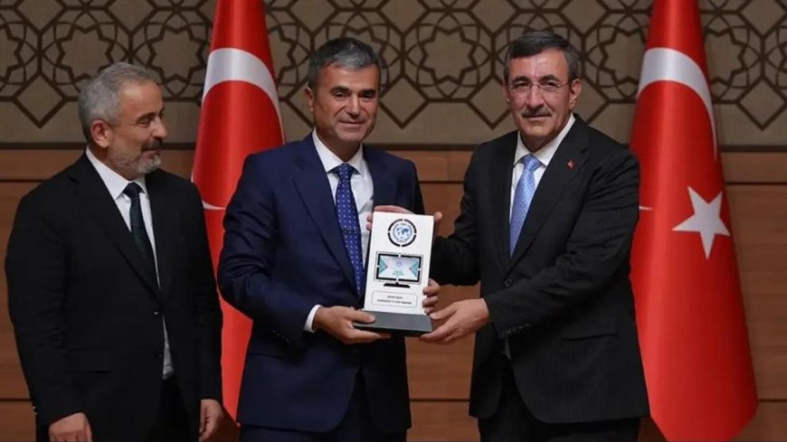 Kübra Ünlü yazdı! Murat Yancı’nın Öncülüğünde Demirören Medya, Anadolu Medya Ödülleri’nde Üç Büyük Ödülle Zirveye Çıktı!