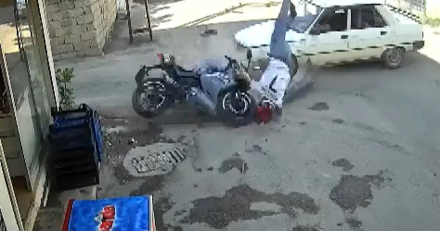 Korkunç kaza anı: Motosiklet sürücüsü metrelerce havaya fırladı