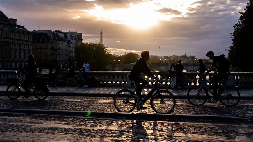 Paris’te turistler kenti keşfetmek için bisikleti tercih etti